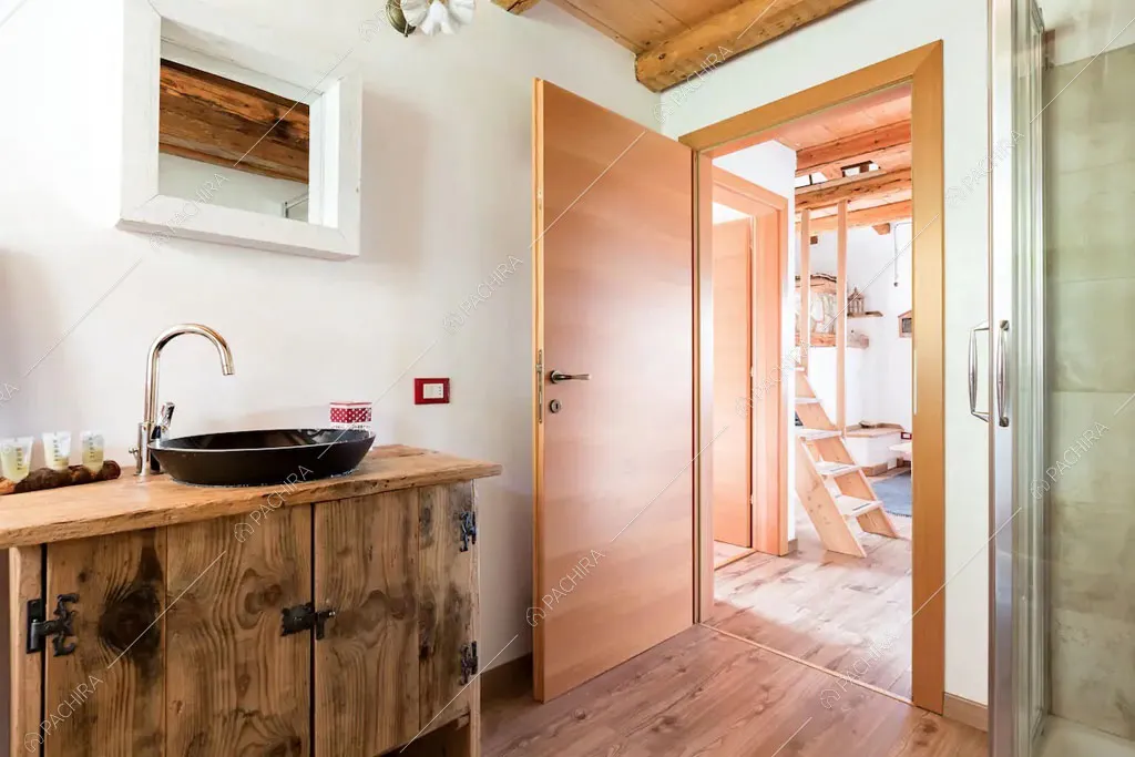 Pareti bianche nel bagno dello chalet Cantabrico, location in stile rustico a Trento