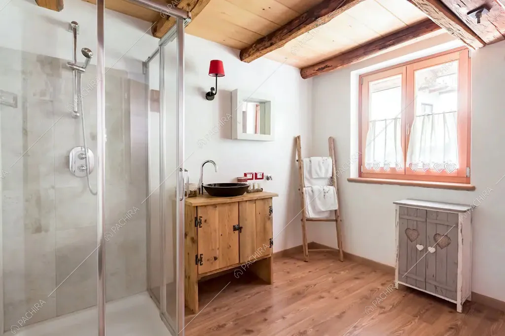 Box doccia nel bagno dello chalet Cantabrico, location in stile rustico a Trento