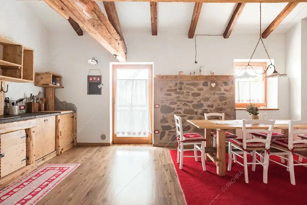 Cucina a parete dello chalet Cantabrico, location in stile rustico a Trento