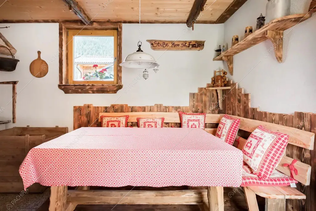Sala da pranzo con travi a vista dello chalet Cantabrico, location in stile rustico a Trento