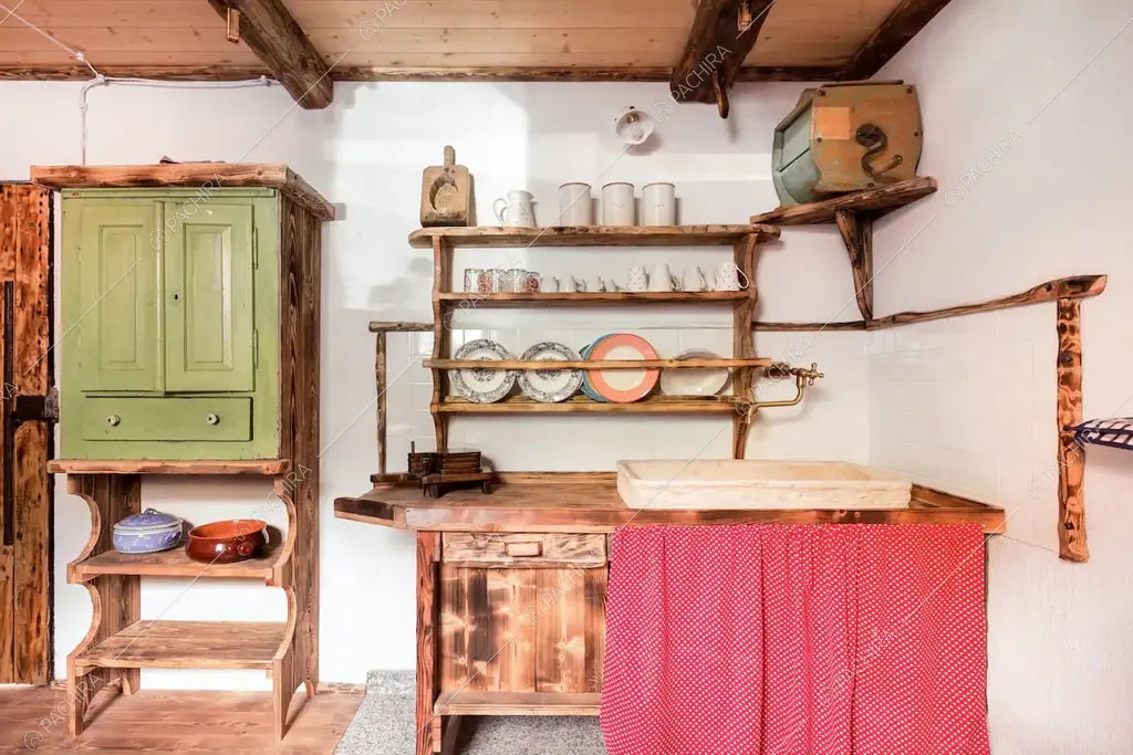 Travi in legno a vista sul soffitto della cucina dello chalet Cantabrico, location in stile rustico a Trento