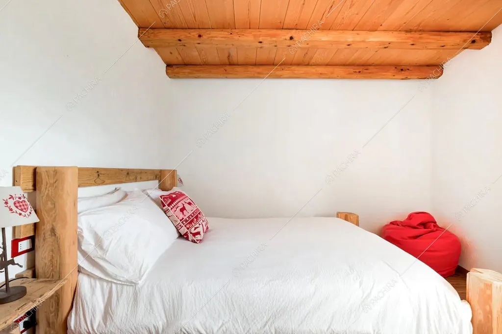 Camera da letto matrimoniale dello chalet Cantabrico, location in stile rustico a Trento
