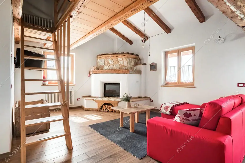 Camino nella zona living dello chalet Cantabrico, location in stile rustico a Trento