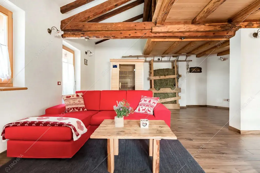 Pavimento in parquet nella zona living dello chalet Cantabrico, location in stile rustico a Trento