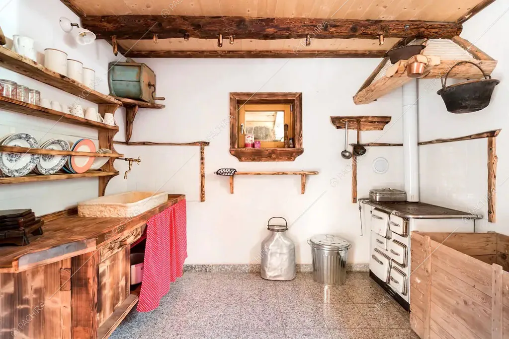 Cucina con pareti bianche dello chalet Cantabrico, location in stile rustico a Trento