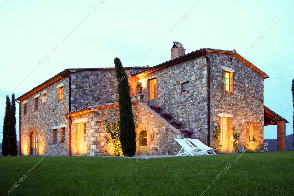 Giardino e vista sugli esterni in pietra della villa Monegros, location in stile contemporaneo a Viterbo