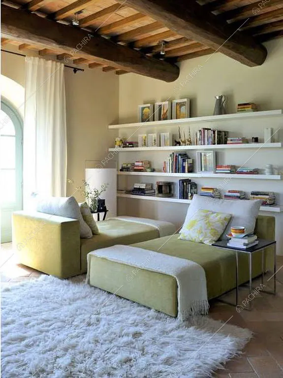Libreria nella zona living della villa Monegros, location in stile contemporaneo a Viterbo