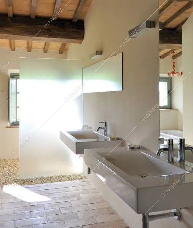 Bagno con pavimento in cotto della villa Monegros, location in stile contemporaneo a Viterbo