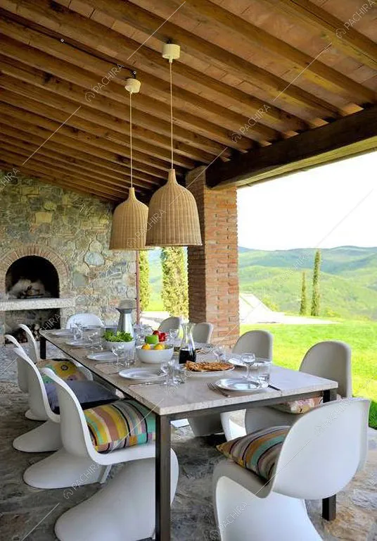 Veranda con pareti in pietra a vista della villa Monegros, location in stile contemporaneo a Viterbo
