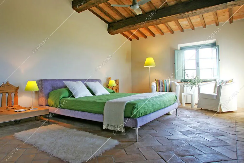 Camera da letto matrimoniale con pavimento in cotto della villa Monegros, location in stile contemporaneo a Viterbo