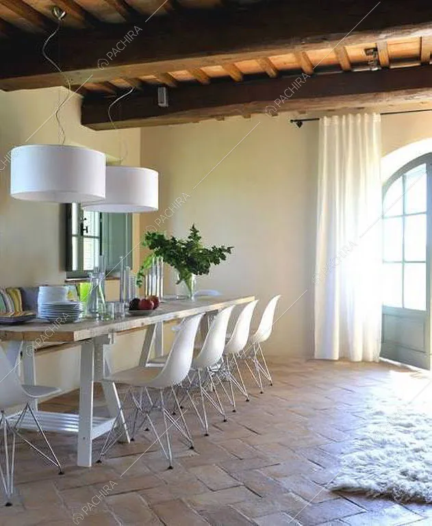 Pavimento in cotto nella zona living della villa Monegros, location in stile contemporaneo a Viterbo