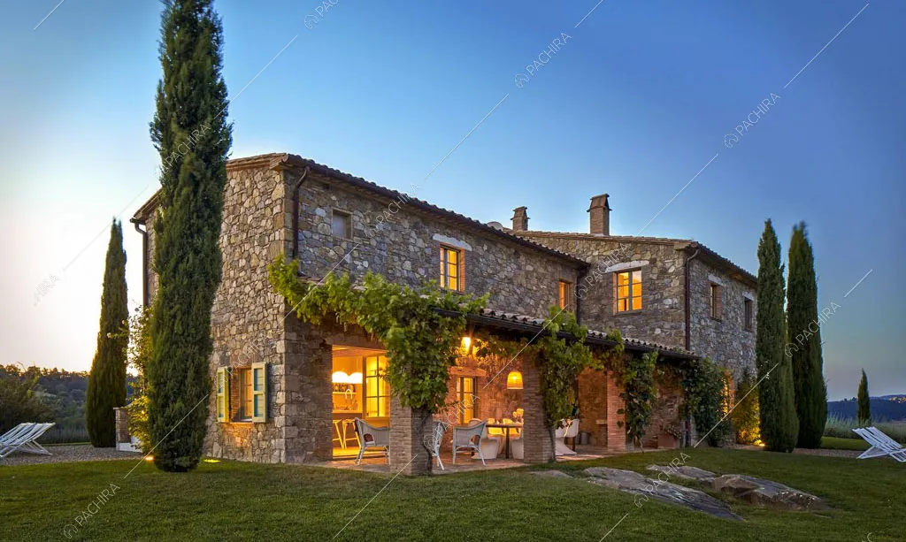 Vista sugli esterni in pietra della villa Monegros, location in stile contemporaneo a Viterbo