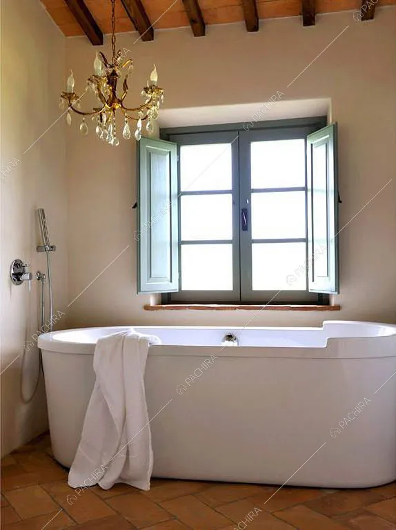 Vasca nel bagno con pavimento in cotto della villa Monegros, location in stile contemporaneo a Viterbo