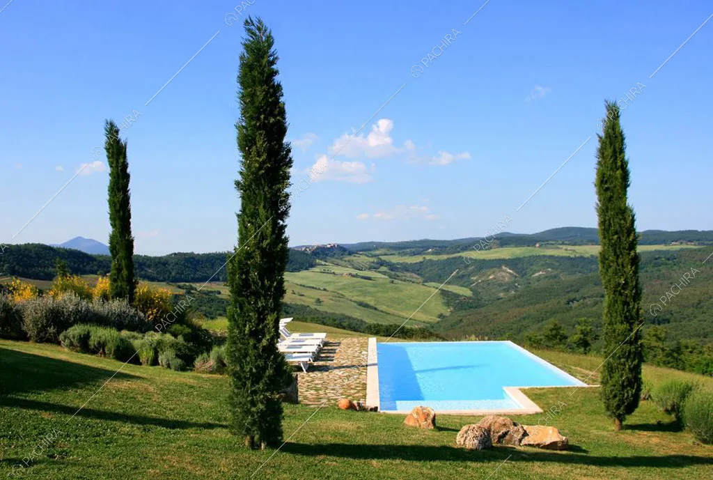 Piscina con vista sulle colline della villa Monegros, location in stile contemporaneo a Viterbo
