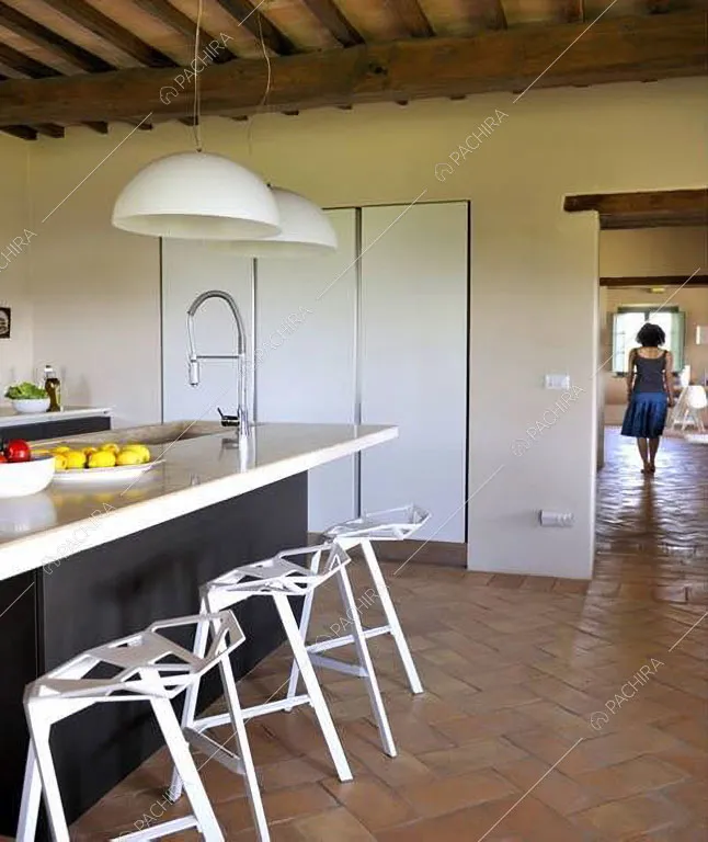 Cucina a isola della villa Monegros, location in stile contemporaneo a Viterbo