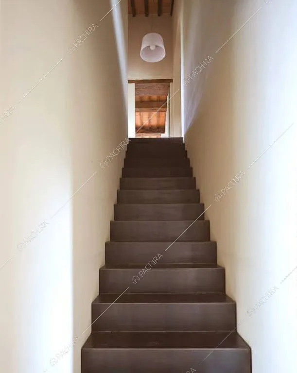 Scale nere della villa Monegros, location in stile contemporaneo a Viterbo