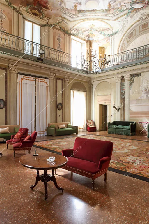 Pavimento in marmo nel salone della dimora storica Seram, location in stile classico a Bologna