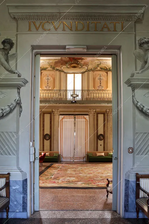 Ingresso nel salone della dimora storica Seram, location in stile classico a Bologna