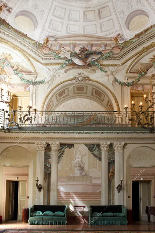 Pareti e soffitto affrescati nel salone della dimora storica Seram, location in stile classico a Bologna
