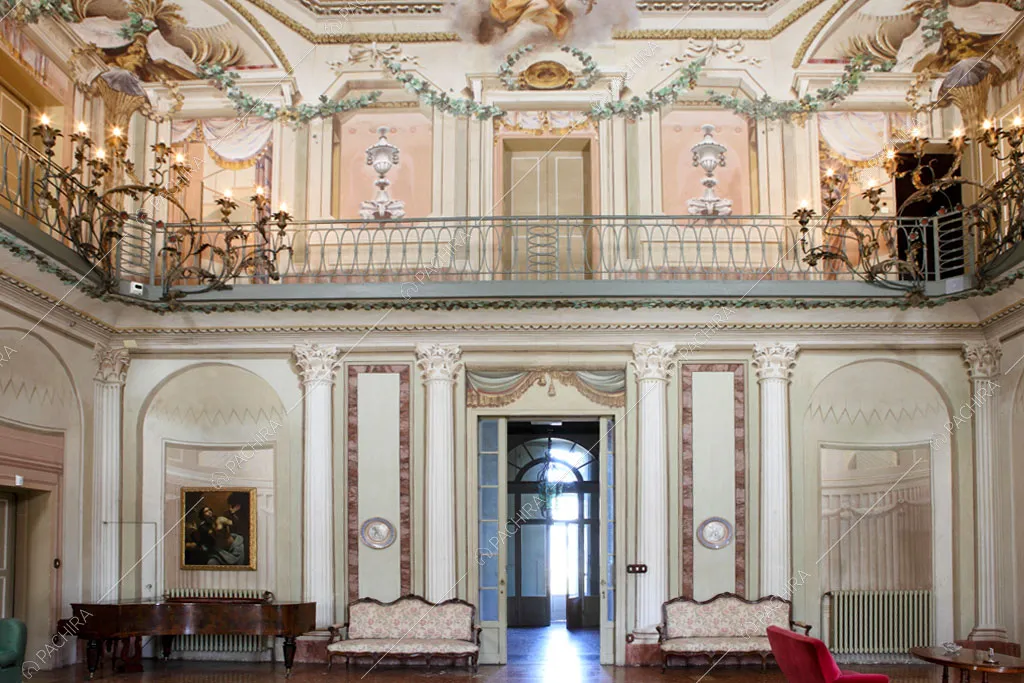 Salone con soppalco e pareti affrescate della dimora storica Seram, location in stile classico a Bologna