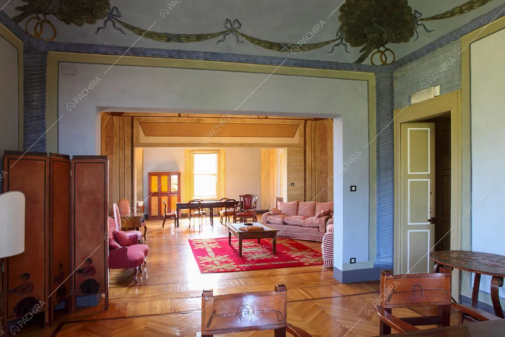 Luminosa sala con pavimento in parquet della dimora storica Seram, location in stile classico a Bologna