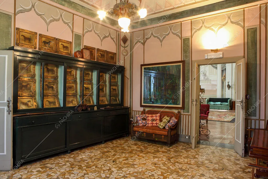 Salotto con pareti affrescate della dimora storica Seram, location in stile classico a Bologna