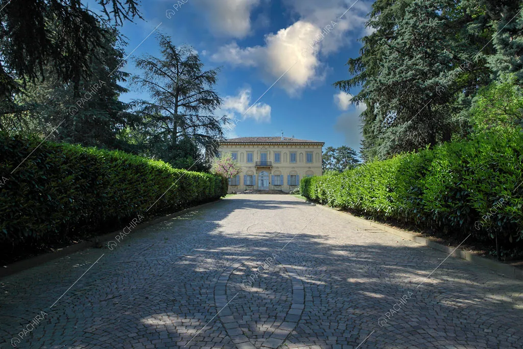 Vialetto con siepi della dimora storica Seram, location in stile classico a Bologna