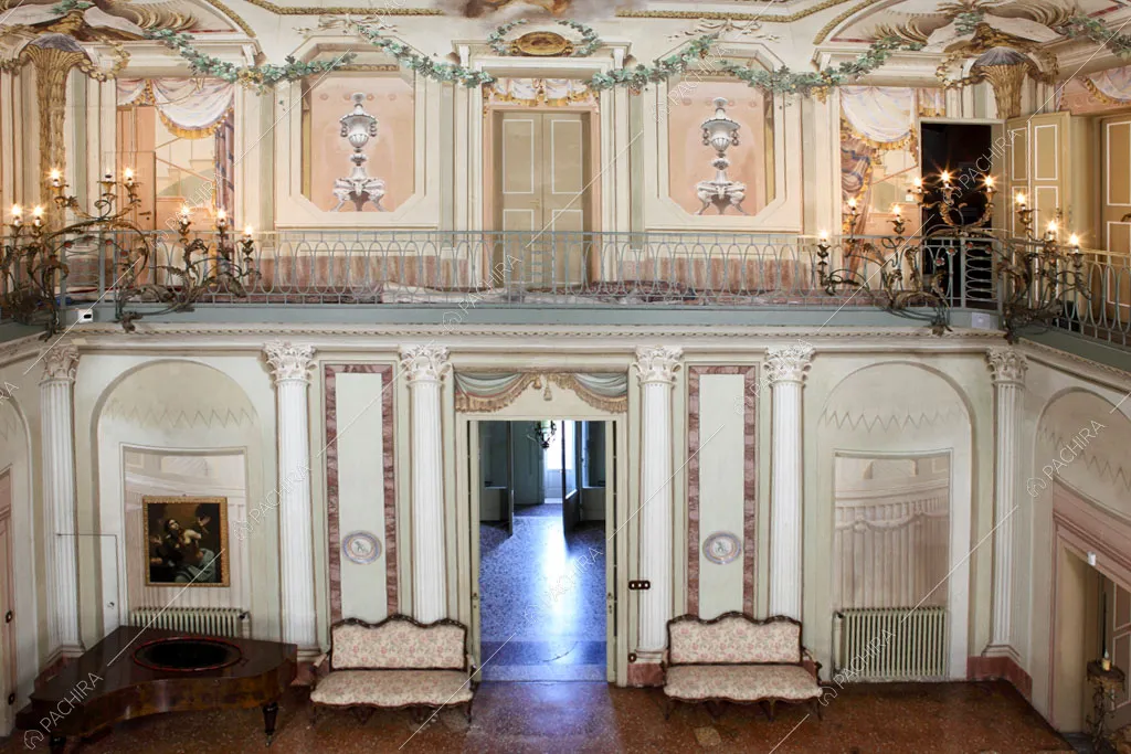 Ampio salone con soppalco e pareti affrescate della dimora storica Seram, location in stile classico a Bologna