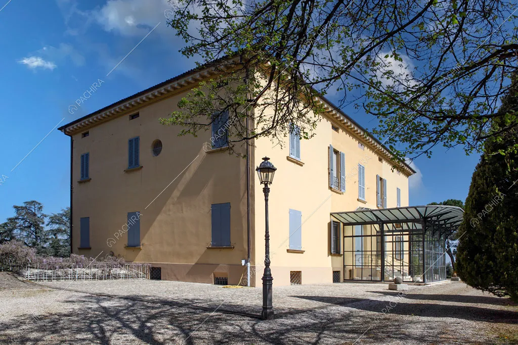 Esterni gialli della dimora storica Seram, location in stile classico a Bologna