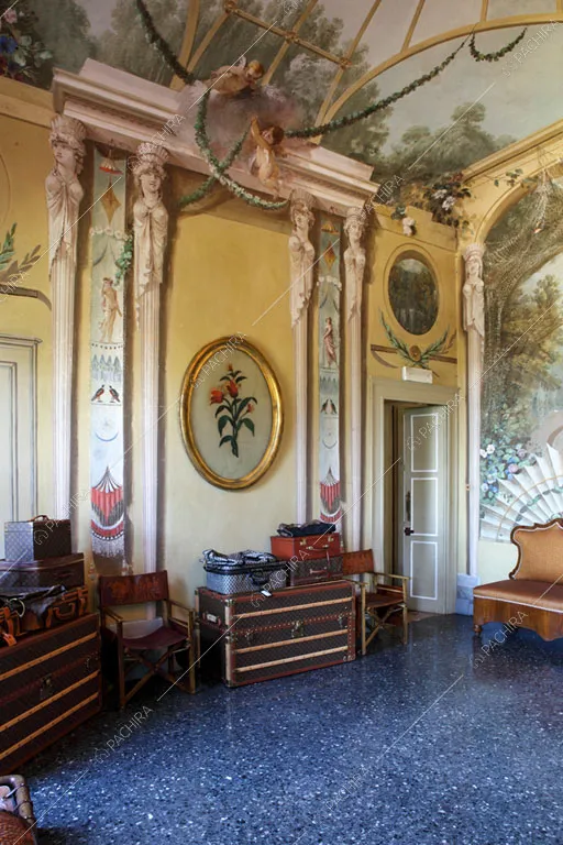 Pareti affrescate nel salotto della dimora storica Seram, location in stile classico a Bologna