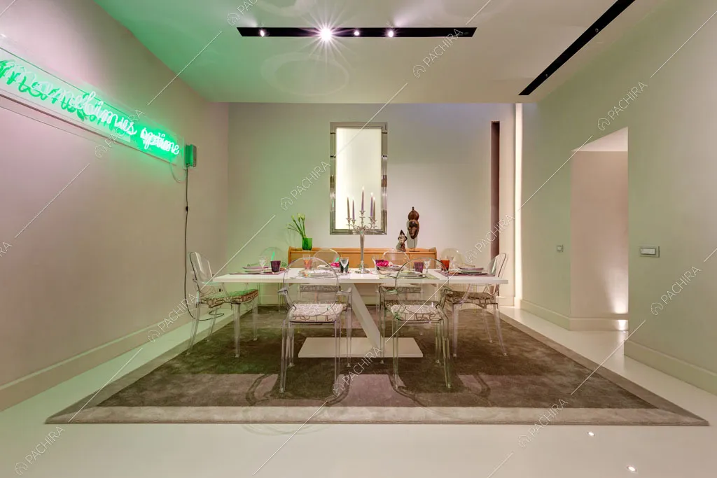Pavimento in resina nella sala da pranzo dell'appartamento Passiflora, location in stile contemporaneo a Roma