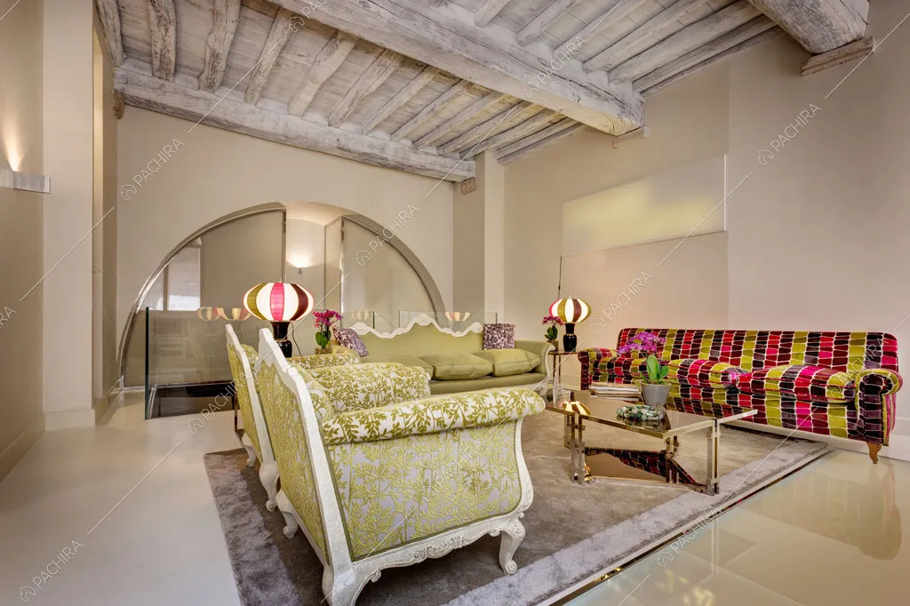 Zona living con travi a vista sul soffitto dell'appartamento Passiflora, location in stile contemporaneo a Roma