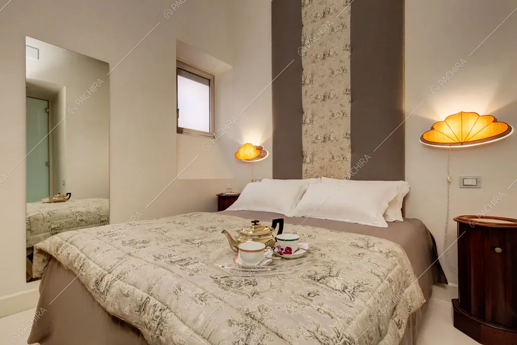 Pavimento in resina nella camera da letto dell'appartamento Passiflora, location in stile contemporaneo a Roma