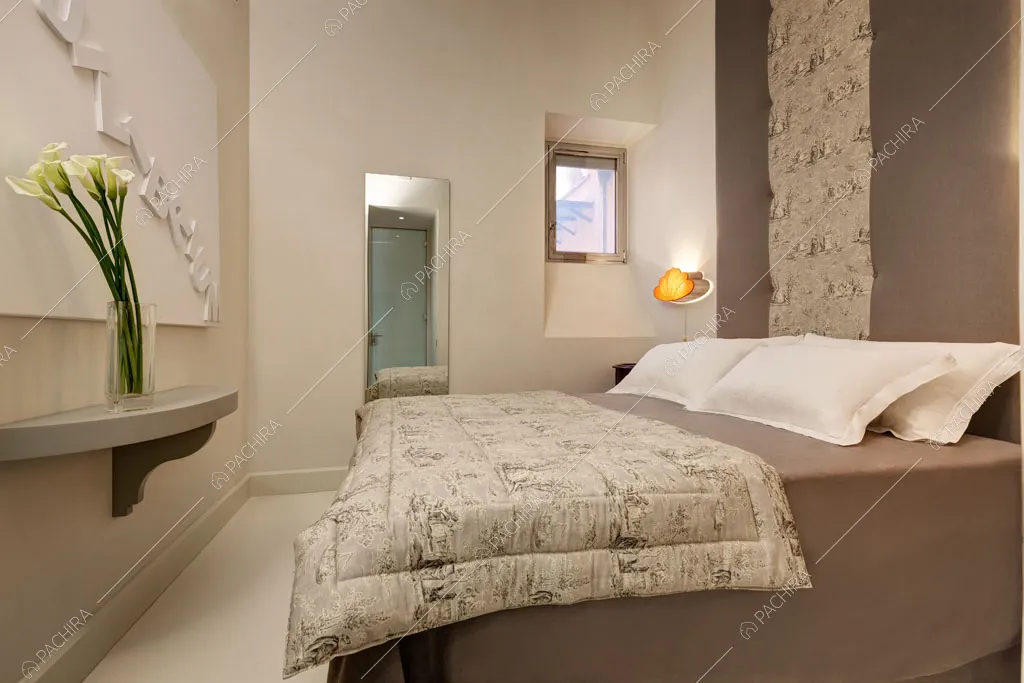Camera da letto matrimoniale dell'appartamento Passiflora, location in stile contemporaneo a Roma