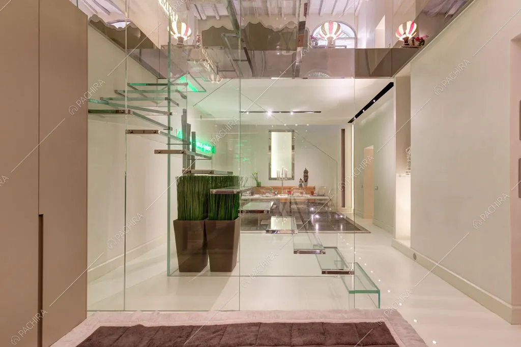 Scale sospese nell'appartamento Passiflora, location in stile contemporaneo a Roma