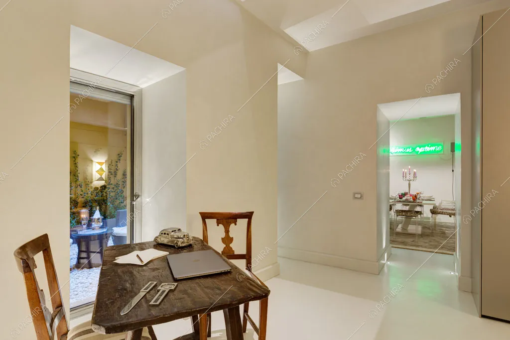 Atrio con scrivania dell'appartamento Passiflora, location in stile contemporaneo a Roma