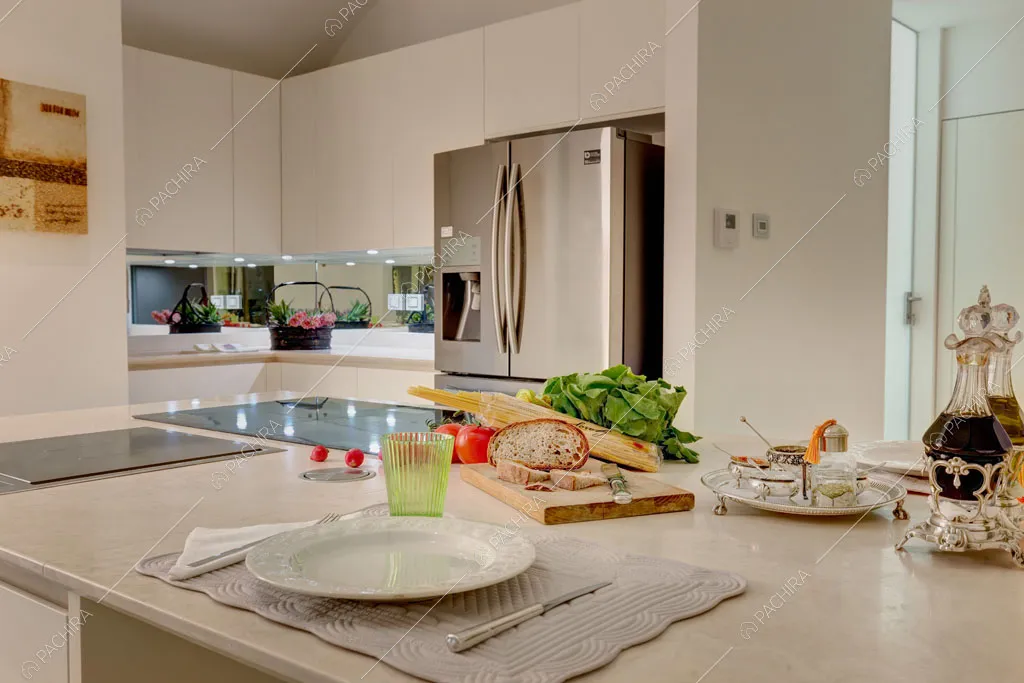 Cucina con fornelli a induzione nell'appartamento Passiflora, location in stile contemporaneo a Roma
