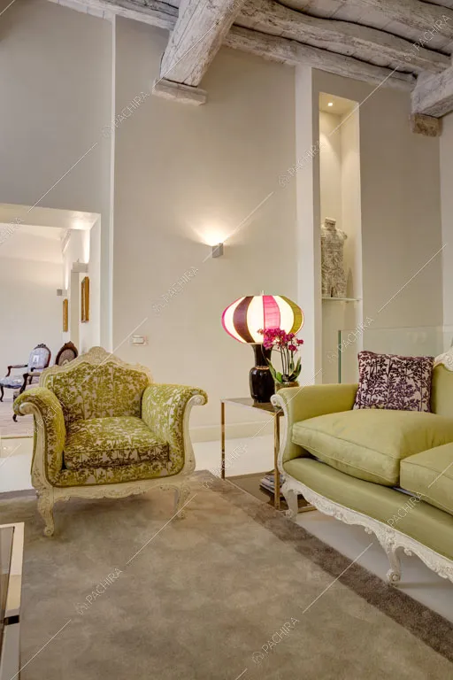 Luminoso salotto dell'appartamento Passiflora, location in stile contemporaneo a Roma