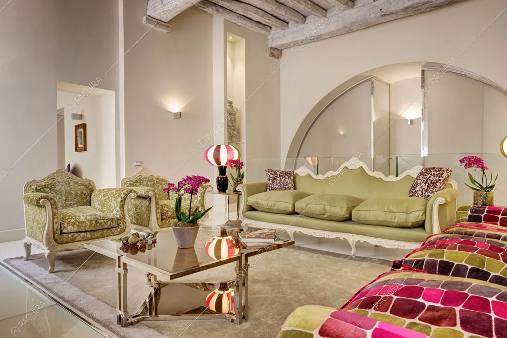 Salotto con pareti beige dell'appartamento Passiflora, location in stile contemporaneo a Roma
