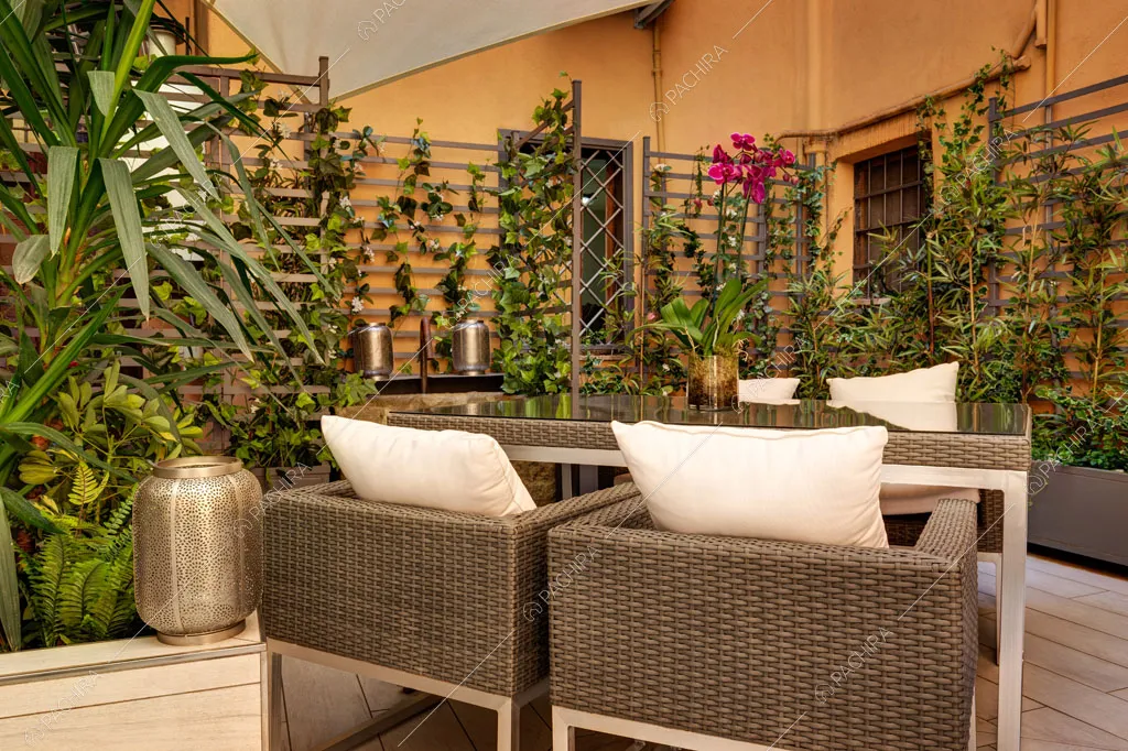 Esterni con pavimento in parquet dell'appartamento Passiflora, location in stile contemporaneo a Roma