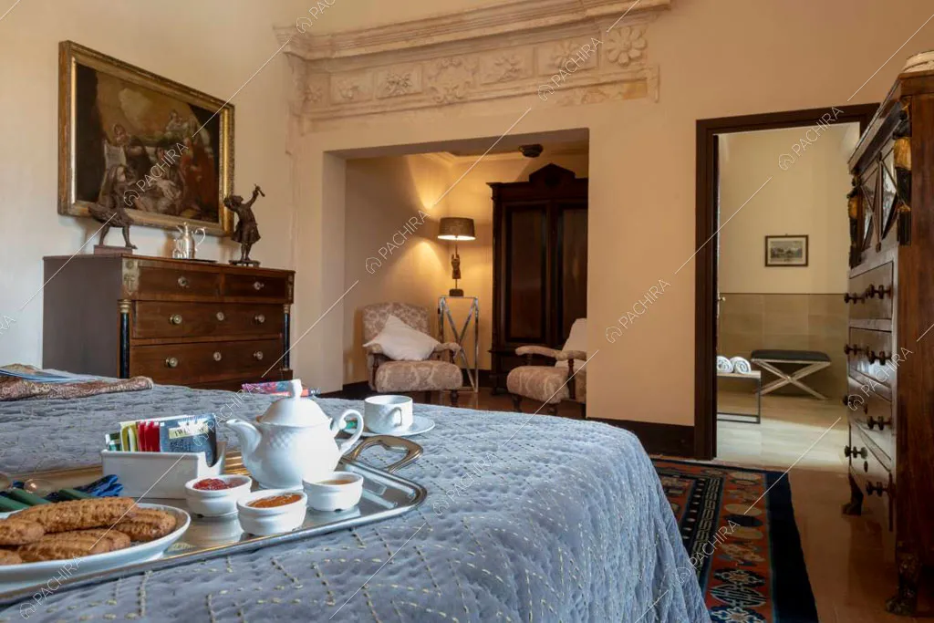 Letto matrimoniale nella camera della chiesa Levante, location in stile classico a Palermo