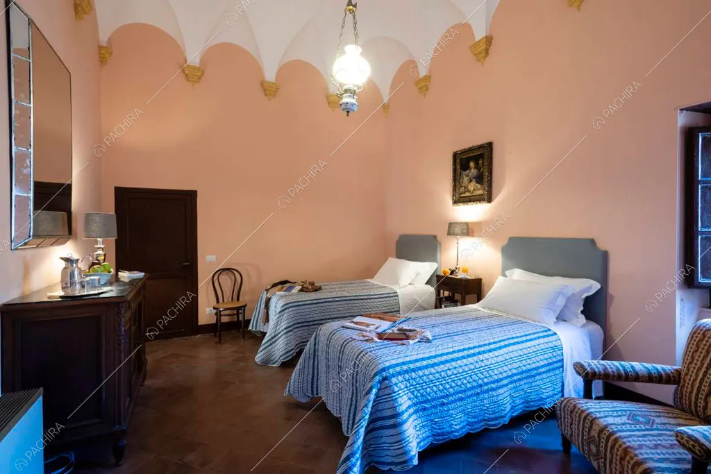 Soffitto bianco nella camera da letto della chiesa Levante, location in stile classico a Palermo