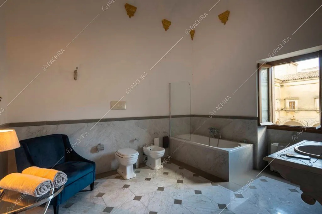 Bagno con vasca della chiesa Levante, location in stile classico a Palermo