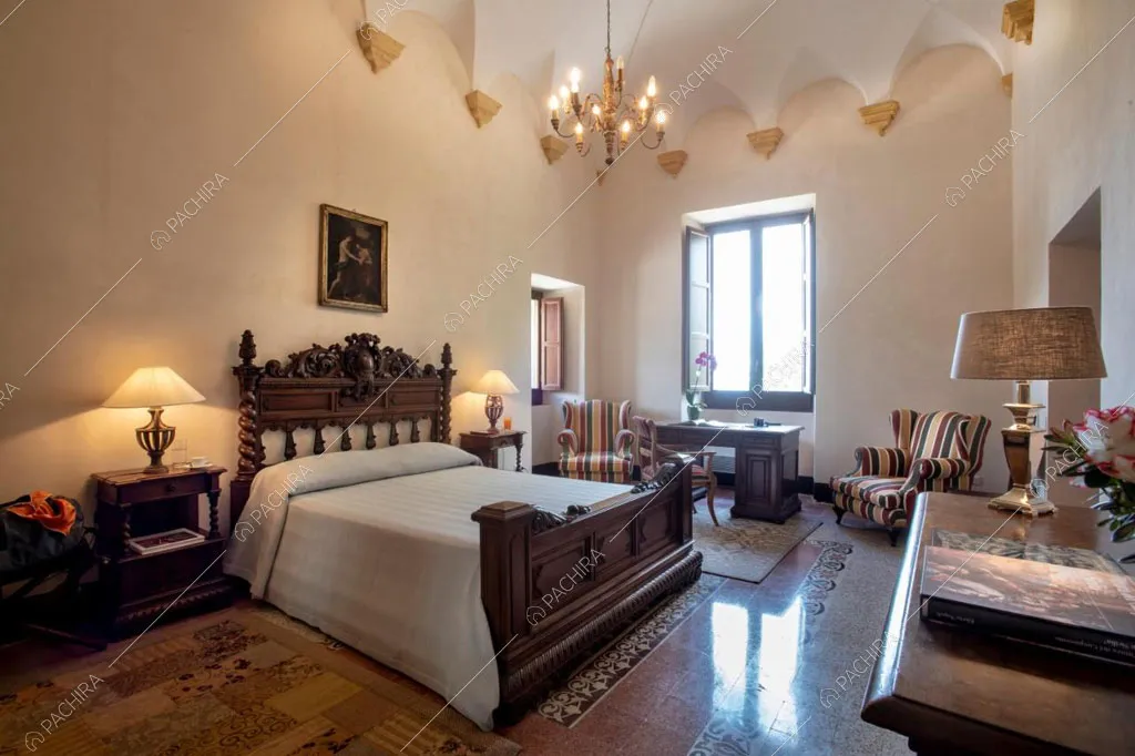 Pareti beige della camera da letto della chiesa Levante, location in stile classico a Palermo