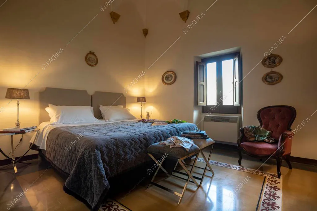 Pavimento in marmo nella camera da letto della chiesa Levante, location in stile classico a Palermo