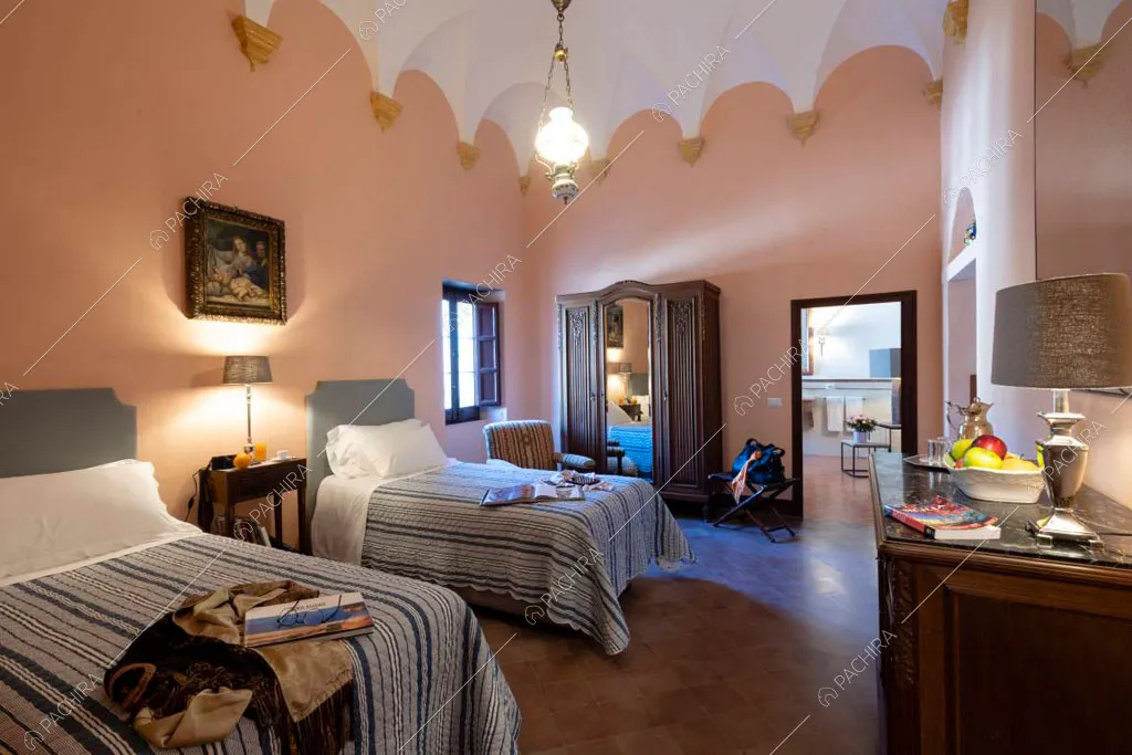 Camera da letto con pareti rosa della chiesa Levante, location in stile classico a Palermo