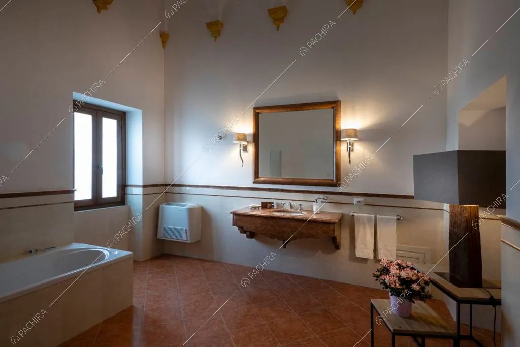 Ampio bagno della chiesa Levante, location in stile classico a Palermo
