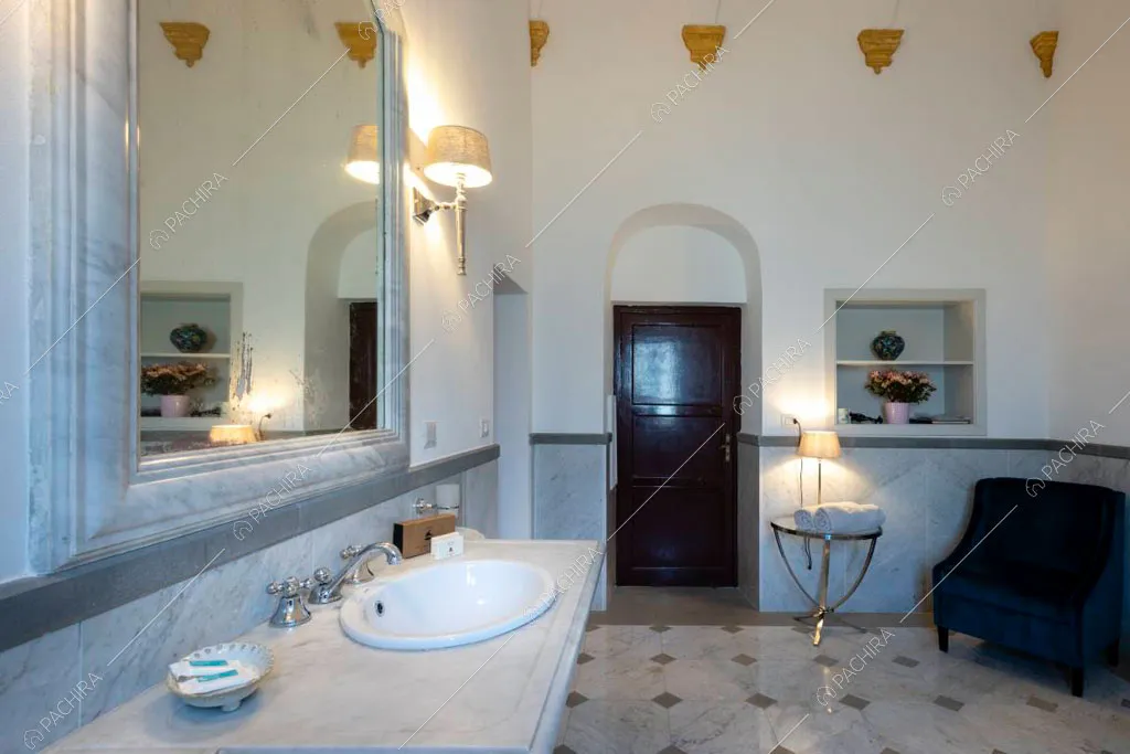 Pavimento in marmo nel bagno della chiesa Levante, location in stile classico a Palermo