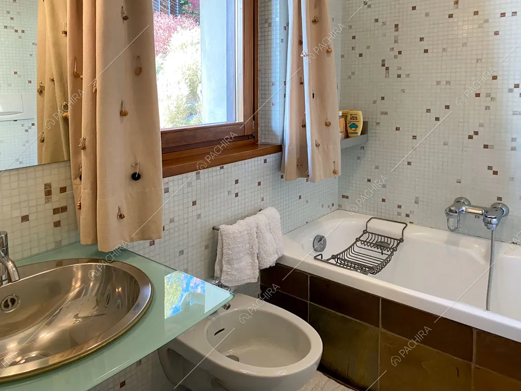 Bagno con vasca nella villa Aqaba, location in stile contemporaneo ad Aosta