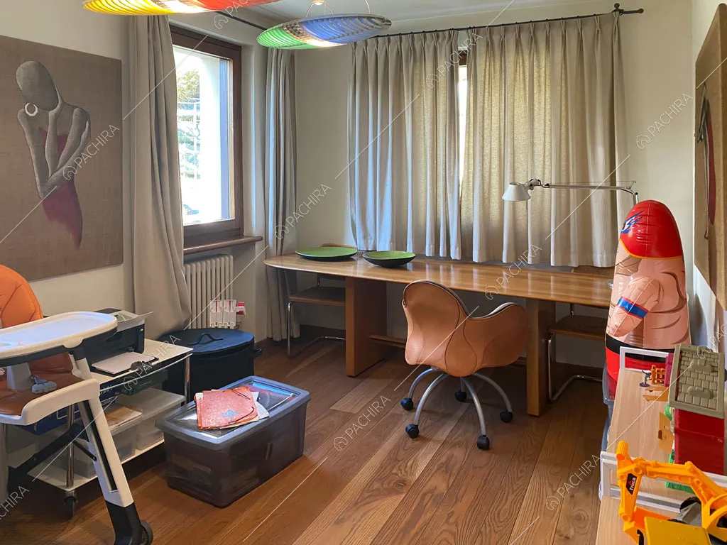 Studio con pavimento in parquet della villa Aqaba, location in stile contemporaneo ad Aosta